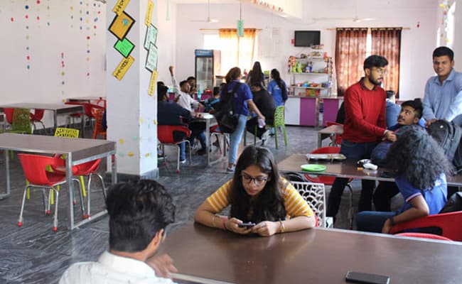 02-cafeteria