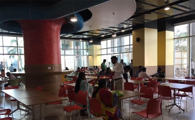1-0001-layer-4-cafeteria-63
