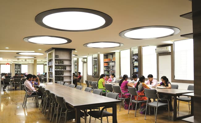 dronacharya-college-of-engineering-dce-0009-class-classroom