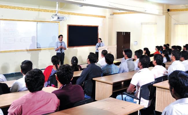 dronacharya-group-of-institutions-dgi-0004-class-classroom