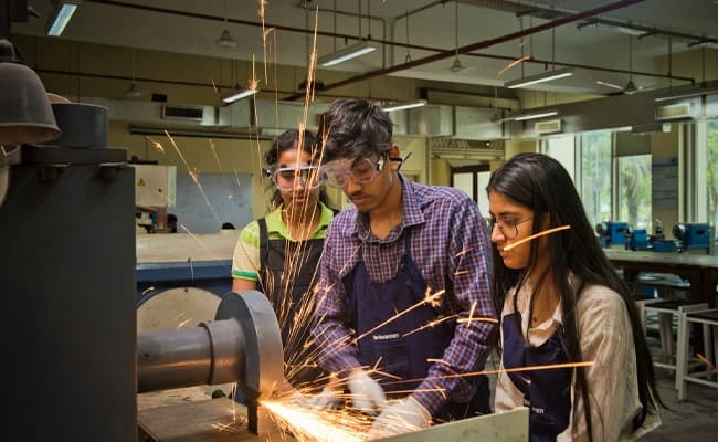 SNU Greater Noida Labs 4.webp