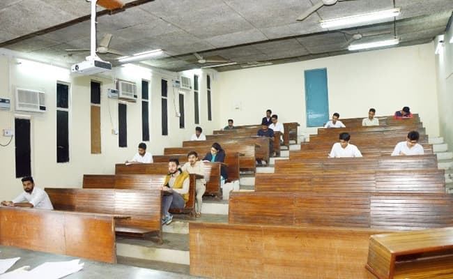 the-technological-institute-of-textile-and-sciences-tits-0002-class2-classroom