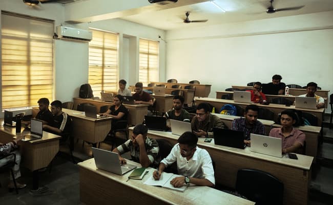 dronacharya-college-of-engineering-dce-0008-class-classroom