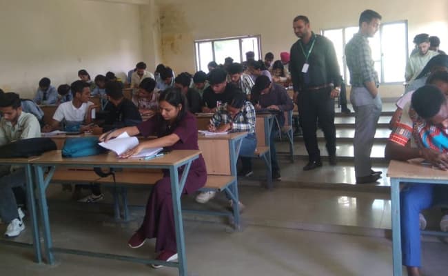aman-bhalla-institute-of-engineering-and-technology-abiet-classroom-0001-layer-2-classroom