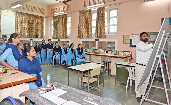 shri-sant-gajanan-maharaj-college-of-engineering-ssgmce-0000-class4-classroom