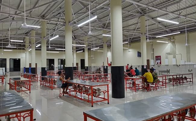 1-0001-layer-4-cafeteria-76