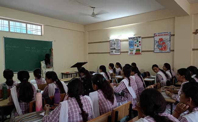 sunrise-academy-management-society-college-of-education-0004-class1-classroom