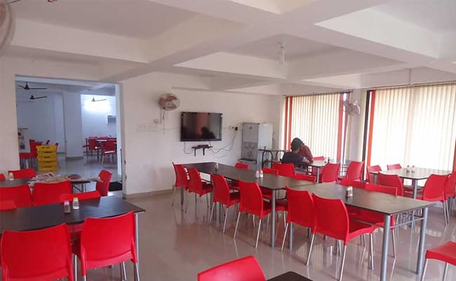 1-0001-layer-4-cafeteria-72