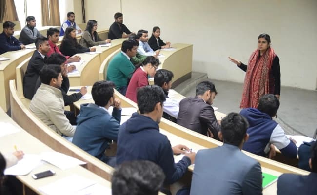 AGI, Greater Noida Classroom 4.webp