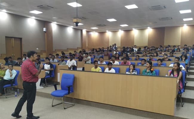 6-0006-class-classroom