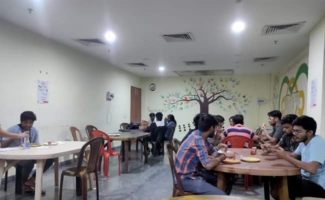 1-0001-layer-4-cafeteria-69