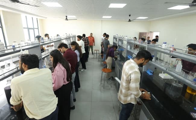 VSIET, Greater Noida Labs 2.webp