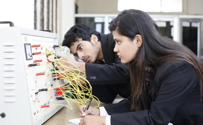 DIT University, Dehradun Labs 2.webp