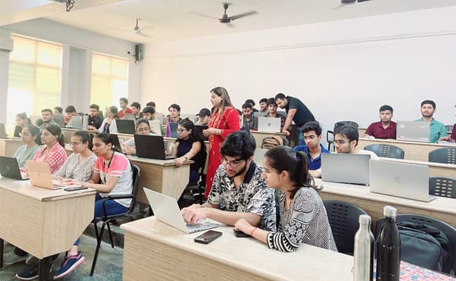 dronacharya-college-of-engineering-dce-0007-class-classroom