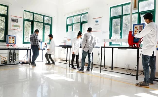 Shoolini University, Solan Labs 2.webp