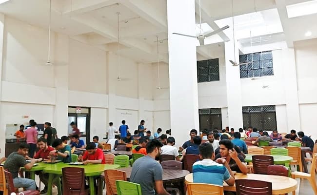 1-0002-layer-3-cafeteria-69