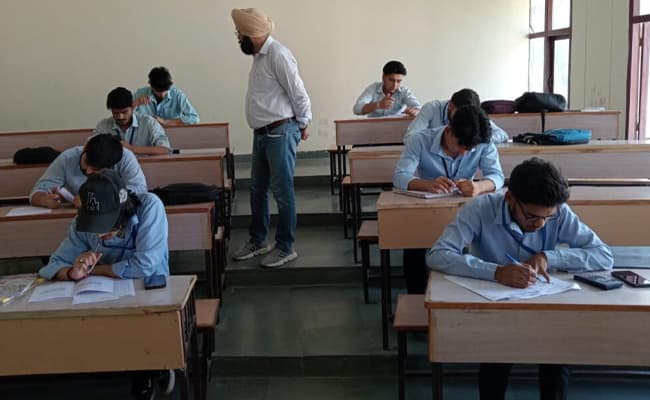 baddi-university-of-emerging-sciences-and-technologies-buest-classroom-0001-layer-3-classroom