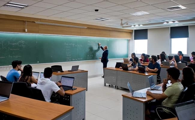 SNU Greater Noida Classroom 3.webp
